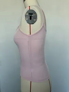 Zijprofiel van een roze geribbelde slim-fit crop camisole top voor dames