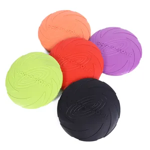 Detailansicht von fünf bunten robusten Silikon-Hundefrisbees mit rutschfester Textur.