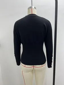 Rückansicht einer schmalen schwarzen Strickjacke auf einer Schaufensterpuppe mit Ripptaille.