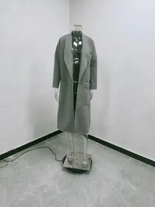 Detaillierte Ansicht des grauen Wollmantels auf transparentem Mannequin im Studio