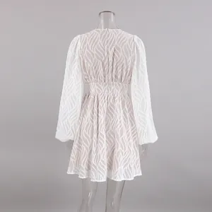 Rückansicht eines französischen Kleides aus weißem Jacquard mit eleganten Laternenärmeln