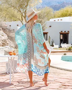 Rückansicht eines Chiffon-Strandüberwurfs mit Bohème-Blumendruck in sonnigem Resort.