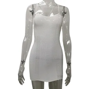 Dettaglio della trama dell'abito mini tubino in maglia bianca senza maniche con spalline