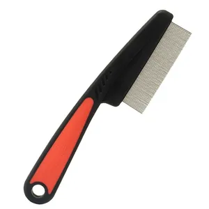 Primo piano di pettine per animali con denti in metallo e impugnatura ergonomica rossa.