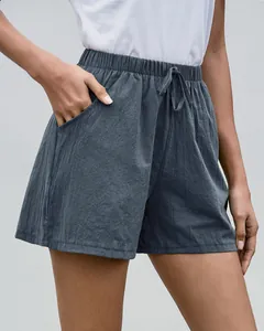 Detalle de pantalones cortos de lino informales para mujer con cordón elástico ajustable