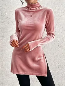 Detailansicht eines rosa Samt-Rollkragenpullovers für Damen mit Schlitz und weichem Stoff