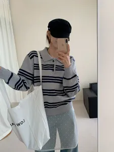 Pull à col POLO rayé gris et bleu marine porté dans un look mode coréen décontracté