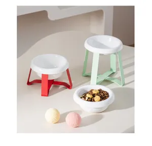 Ciotole per animali in ceramica bianca con supporti rialzati colorati rosso e verde
