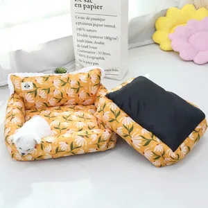Comfortabel geel huisdierbed met madeliefjesprint en kant voor honden en katten