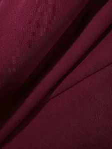 Primo piano del tessuto testurizzato bordeaux elegante per blazer autunnali donna