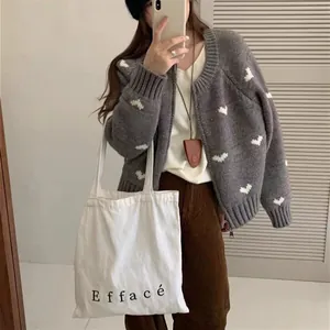 Cardigan in maglia grigio da donna con motivo jacquard a cuori bianchi e cerniera