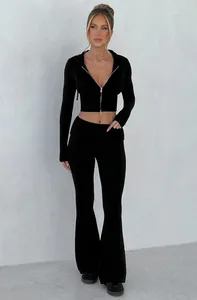 Set due pezzi nero elegante con felpa corta con cappuccio e zip e pantaloni a zampa larghi