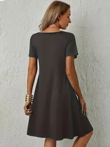 Vista posteriore di un abito casual a maniche corte grigio scuro a trapezio da donna