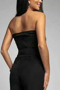 Detaillierte Rückansicht eines eleganten schwarzen trägerlosen Jumpsuits in schmaler Passform