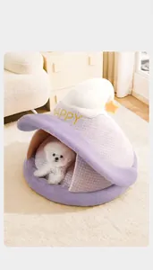 Detalle del relleno de espuma viscoelástica 3D de la tienda morada para mascotas.