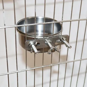 Detailaufnahme der Montagehalterung aus Edelstahl für den Vogelfutterbehälter