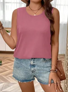 Détail du débardeur rose ample sans manches porté avec un short en jean pour femmes.