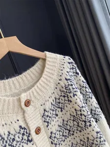 Gros plan d'un gilet en maille à motif Fair Isle avec col rond et boutons marron élégants.