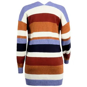 Vista trasera detallada de una elegante chaqueta de punto a rayas multicolores para mujer.