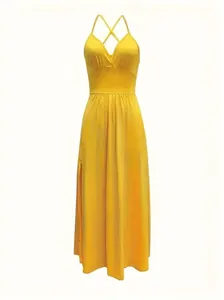 Vista trasera de un vestido largo amarillo con cuello en V, tirantes cruzados y abertura.