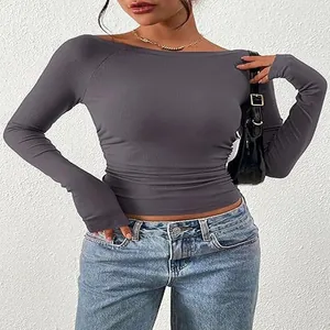 Dettaglio del crop top a maniche lunghe a coste grigio scuro con elegante scollo a barca.