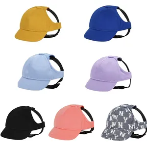 Collage di cappellini da baseball colorati per animali con fori per le orecchie