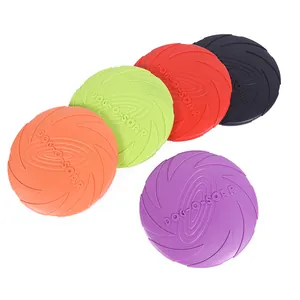 Detailansicht von bunten, langlebigen Silikon-Hundefrisbees in fünf kräftigen Farben