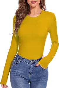 Detalle de camiseta mostaza de manga larga y cuello redondo de corte entallado