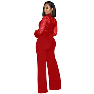 Elegante mono rojo con top de encaje de lentejuelas y pantalones de pierna ancha.