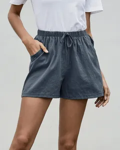 Detalle de pantalones cortos de lino informales para mujer con cordón y bolsillos
