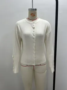 Detailansicht einer weißen, schmal geschnittenen Strickjacke auf einer Schaufensterpuppe