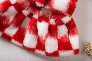 Detalle de una falda de felpa a cuadros rojos y blancos para mascotas en Navidad