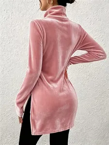 Detailansicht der Rückseite eines rosa Samt-Rollkragenpullovers mit elegantem Seitenschlitz