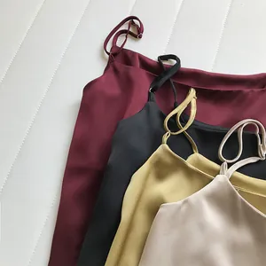 Gruppo di canotte in raso con spalline sottili a spaghetti in vari colori eleganti.