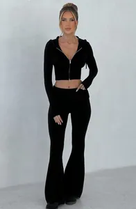 Elegante set due pezzi in maglia nera con top corto con cappuccio e pantaloni a zampa chic