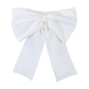 Vista dettagliata di un elegante top a fascia bianco a forma di fiocco oversize