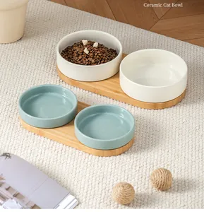 Eleganti ciotole in ceramica per animali con supporto in bambù in un ambiente domestico