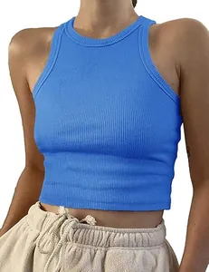 Dettaglio ravvicinato di un top corto blu a costine senza maniche su una modella.