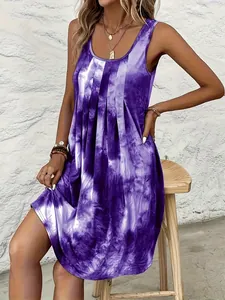 Vue détaillée d'une robe sans manches tie-dye violette et blanche sur un mannequin
