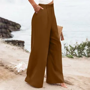 Eleganti pantaloni marroni a vita alta e gamba larga per un look estivo casual da spiaggia