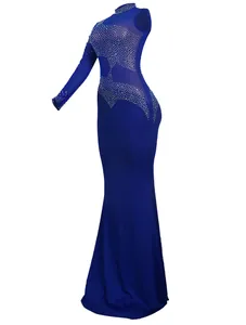 Vista detallada de un vestido de noche azul de malla con pedrería y una manga larga
