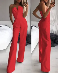 Eleganter roter trägerloser Jumpsuit mit weitem Bein und Wickeloptik am Oberteil