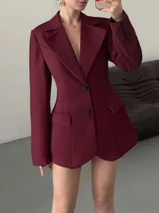 Elegante blazer bordeaux da donna slim fit con rever e tasche a pattina