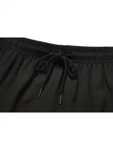 Dettaglio ravvicinato della vita elastica nera con coulisse su pantaloncini sportivi