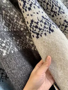 Gros plan détaillé d'un tricot jacquard Fair Isle montrant la texture douce de la laine