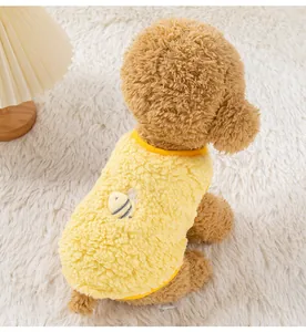 Detailansicht der weichen gelben Fleece-Hundeweste mit süßem Bienen-Stickmuster