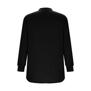 Gedetailleerd achteraanzicht van een minimalistische zwarte damessweatshirt met mouwen