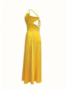 Detalle lateral de un vestido largo amarillo sin espalda con diseño de tirantes