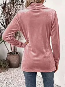 Elegante vista posteriore di un top a maniche lunghe in velluto rosa per donna.