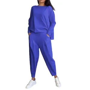 Ensemble décontracté deux pièces bleu avec haut à manches longues et pantalon carotte